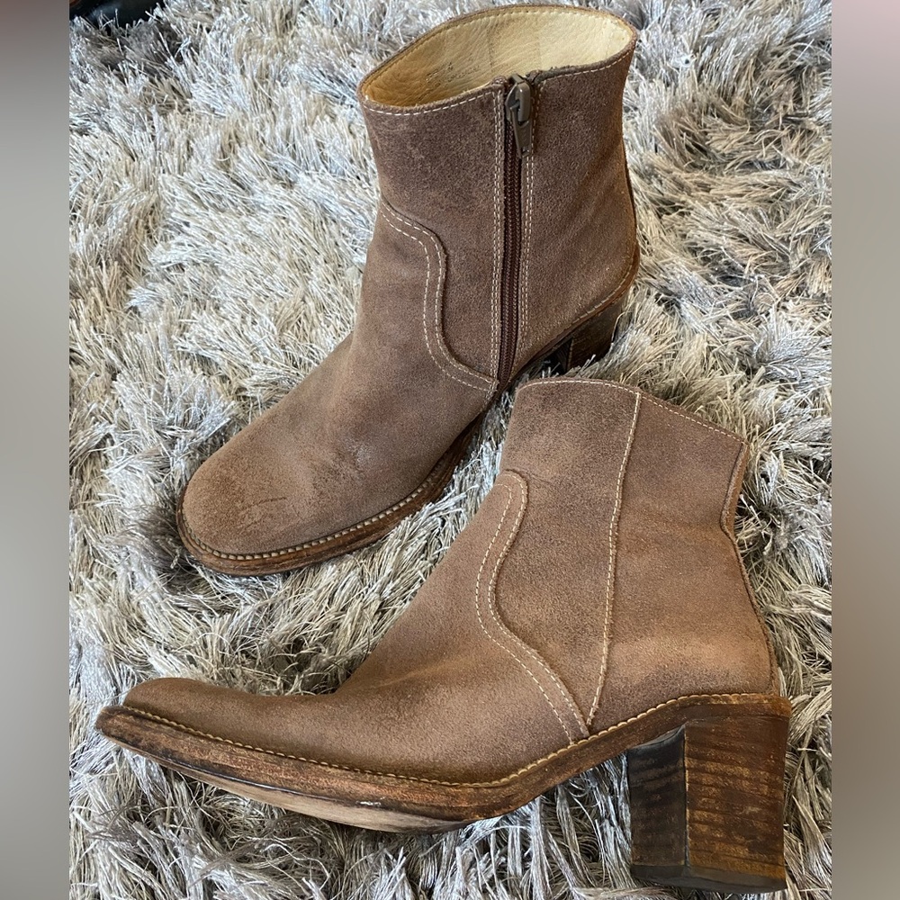 Gently used tan leather ankle boots women’s size 7.5